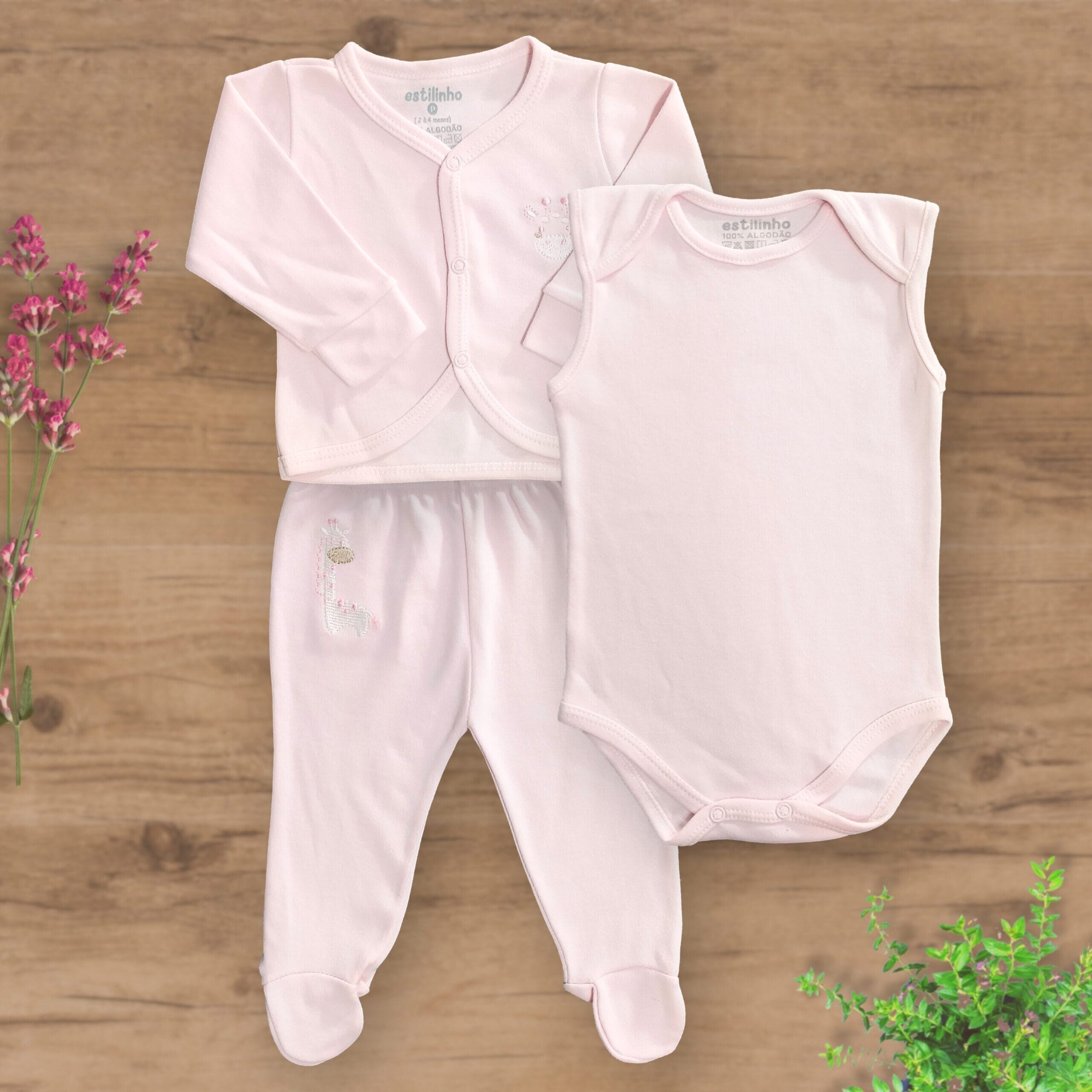 Conjunto Pagão Três Peças com Pezinhos Fechados Girafinha